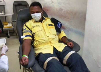 Agentes de trânsito da Strans fazem doação de sangue no Hemopi